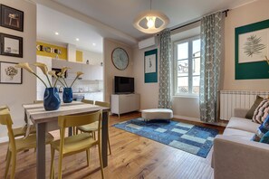 Apartment | Living area | 24-inch flat-screen TV with digital channels - Mamo Florence - Bice & Krizia Apartments (Florence)