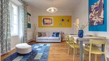 Apartamento | Área de estar | TV de tela plana 24 polegadas com canais digitais