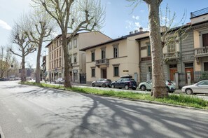 A street with parked cars and trees lining the sidewalk. - Mamo Florence - Bice & Krizia Apartments (Florence)