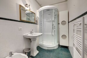 Apartment | Badezimmer | Haartrockner, Bidet, Handtücher, Seife