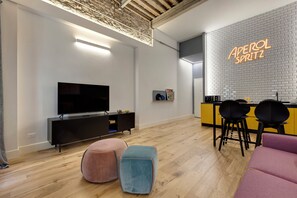 Apartment | Living area | 40-inch LCD TV with digital channels - Mamo Florence - Aperol & Spritz Apartments (Florence)