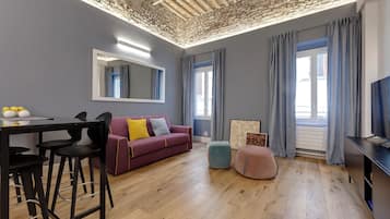 Apartment | Wohnbereich | 40-Zoll-LCD-Fernseher mit Digitalempfang