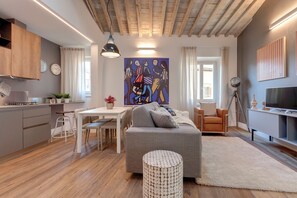 Apartamento | Zona de estar | Televisión de pantalla plana de 24 pulgadas con canales digitales