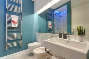 A modern bathroom with a large sink, a toilet, and a shower area. - Mamo Florence - Audrey Apartment (Florence)