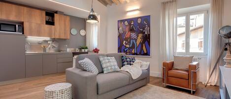 Íbúð | Stofa | 24-tommu flatskjársjónvarp með stafrænum rásum