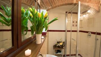 Apartment | Bathroom | Shower, hair dryer, bidet, towels