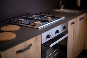 公寓 | 私人小型廚房 | 大型冰箱、微波爐、烤箱、爐台