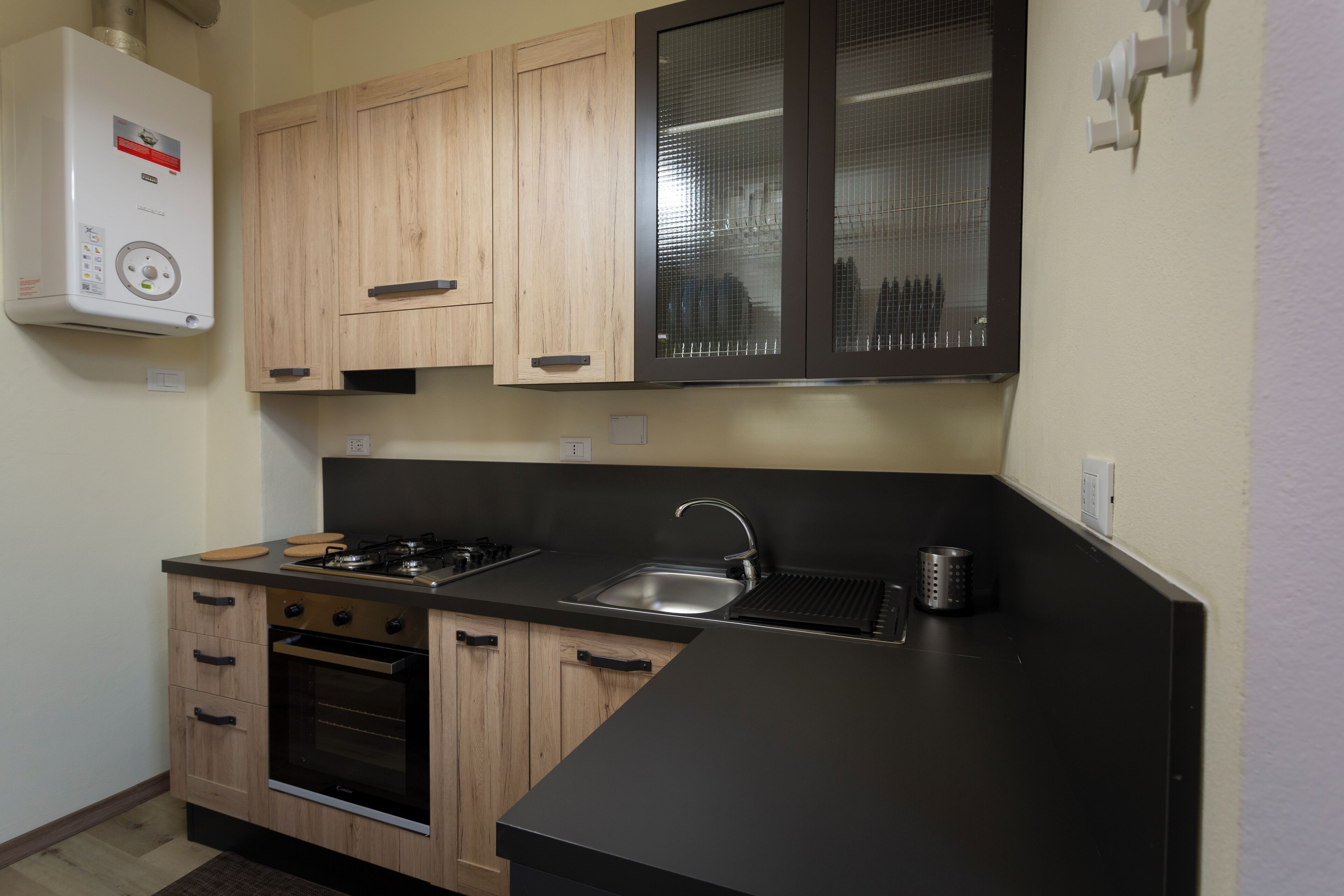 Apartment | Eigene Kochnische | Großer Kühlschrank, Mikrowelle, Ofen, Herdplatte
