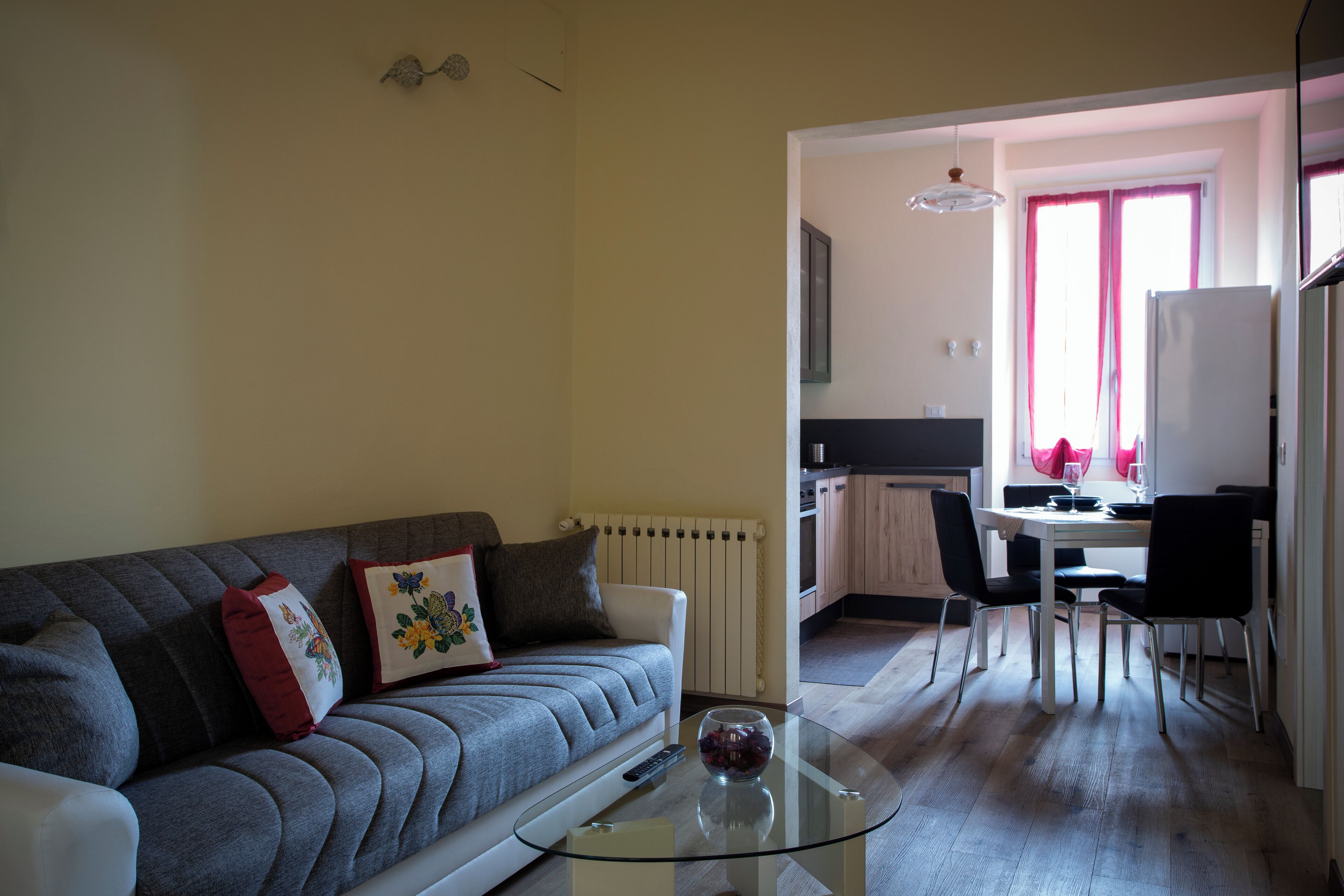 Apartment | Wohnbereich | 23-Zoll-Flachbildfernseher mit Digitalempfang