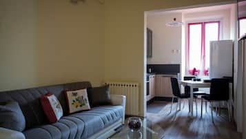 Apartment | Wohnbereich | 23-Zoll-Flachbildfernseher mit Digitalempfang