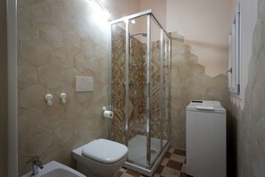 Apartment | Bathroom | Shower, hair dryer, bidet, towels - Mamo Florence - Boboli Apartment (Florence)