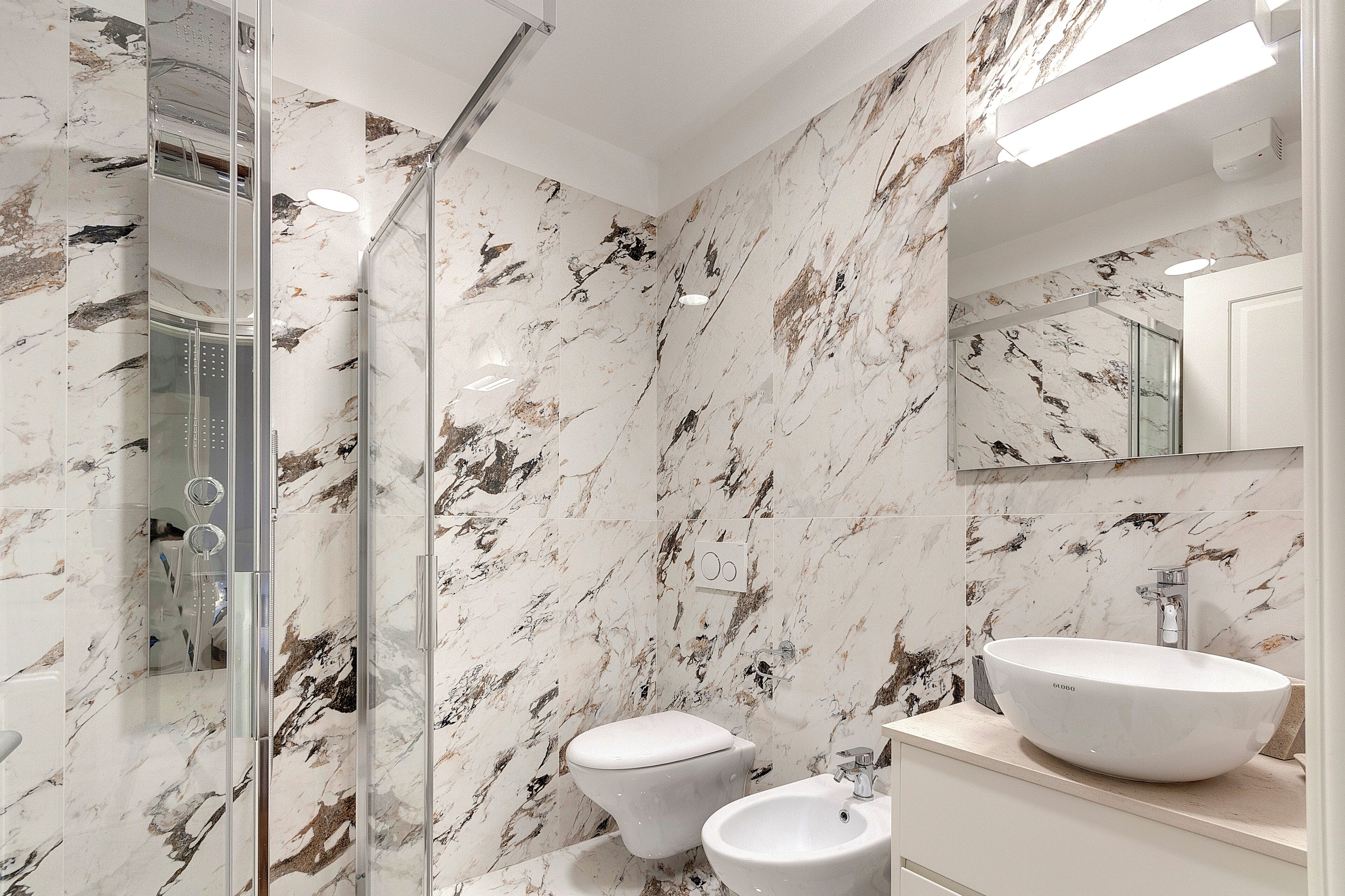 Apartment | Bathroom | Shower, hair dryer, bidet, towels