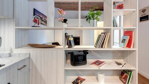 Una estantería moderna y ordenada con varios objetos decorativos y libros.