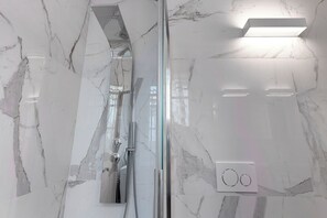Apartment | Bathroom | Shower, hair dryer, bidet, towels - Mamo Florence - Bonnie - Clyde - Marvin Apartments (Florence)