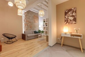 Appartement | Woonruimte | Een 23-inch flatscreentelevisie met digitale zenders
