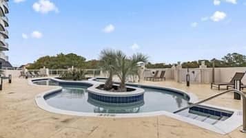 Una piscina cubierta