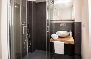 Apartment | Bathroom | Shower, hair dryer, bidet, towels