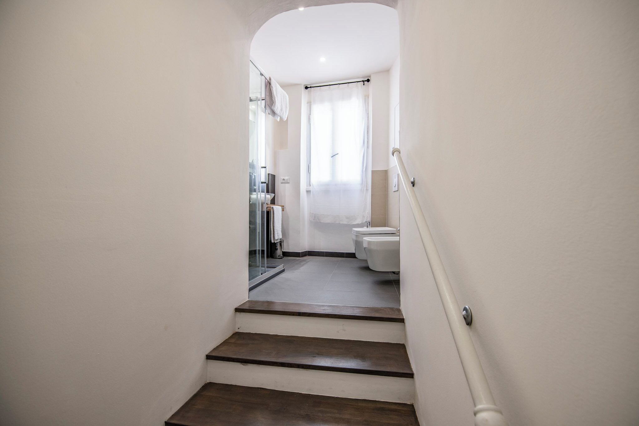 Appartement | Badkamer | Een douche, een haardroger, een bidet, handdoeken