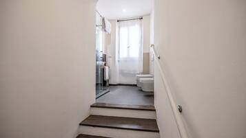 Appartement | Badkamer | Een douche, een haardroger, een bidet, handdoeken