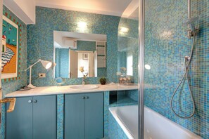 Apartment | Bathroom | Hair dryer, bidet, towels, soap - Mamo Florence - Casper Apartment (Florence)