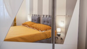 A bedroom with a bed, a nightstand, and a lamp. - Mamo Florence - Cherubini Apartment (Florence)