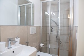 Apartment | Bathroom | Shower, hair dryer, bidet, towels - Mamo Florence - Cherubini Apartment (Florence)