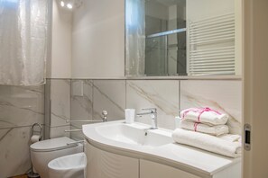 apartman | Fürdőszoba | Zuhanyzó, hajszárító, bidé és törölközők