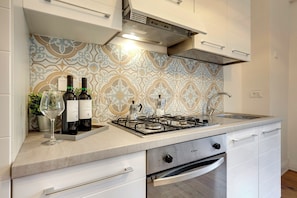 Apartment | Private kitchenette | Full-sized fridge, microwave, oven, stovetop - Mamo Florence - Corinne Apartment (Florence)