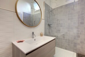 Appartement | Salle de bain | Douche, séchoir à cheveux, bidet, serviettes fournies