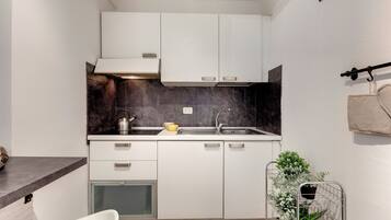 Studio | Coin cuisine privé | Grand réfrigérateur, micro-ondes, plaque de cuisson