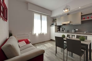 Apartamento | Zona de estar | Televisión de pantalla plana de 24 pulgadas con canales digitales