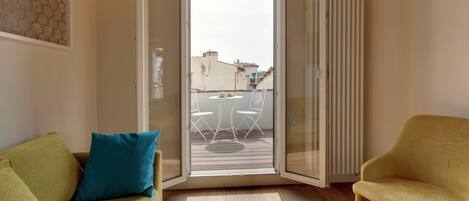 Appartement | Woonruimte | Een 24-inch flatscreentelevisie met digitale zenders