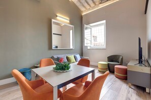 Apartamento | Área de estar | TV de tela plana 24 polegadas com canais digitais