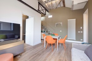 Apartamento | Área de estar | TV de tela plana 24 polegadas com canais digitais