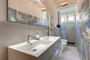 Apartment | Bathroom | Shower, hair dryer, bidet, towels - Mamo Florence - Del Guanto Apartment (Florence)