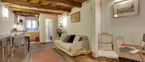 Appartement | Woonruimte | Een 24-inch flatscreentelevisie met digitale zenders