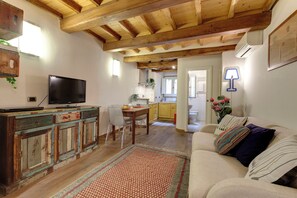 Leilighet | Oppholdsområde | En 24-tommers Flatskjerm-TV med digitale kanaler