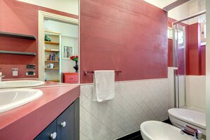 Apartment | Bathroom | Shower, hair dryer, bidet, towels