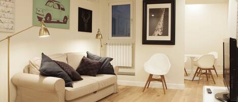 Íbúð | Stofa | 24-tommu flatskjársjónvarp með stafrænum rásum