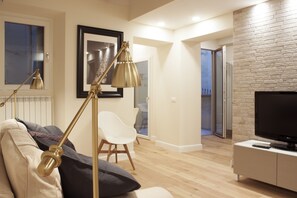 Leilighet | Oppholdsområde | En 24-tommers Flatskjerm-TV med digitale kanaler