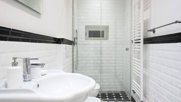 Apartment | Badezimmer | Dusche, Regendusche, Haartrockner, Bidet