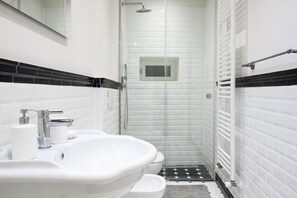 Departamento | Baño | Regadera, regadera tipo lluvia, secadora de cabello, bidet 