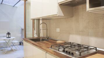 Apartamento | Cozinha privada | Geladeira grande, micro-ondas, cooktop, chaleira elétrica