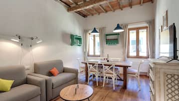 Apartamento | Área de estar | TV de tela plana 24 polegadas com canais digitais