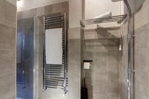 アパートメント | バスルーム | シャワー、ヘアドライヤー、ビデ、タオル