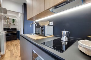 Refrigerador con freezer, microondas, horno, placa de cocina