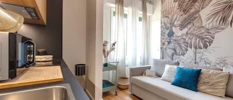 Căn hộ | Khu phòng khách | TV màn hình phẳng 24-inch có truyền hình kỹ thuật số