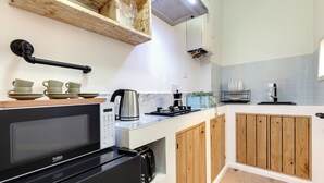 Apartemen | Dapur kecil pribadi | Mesin pembuat kopi/teh, lemari es besar, microwave, dan kompor