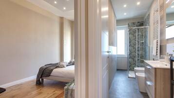 Căn hộ | Phòng tắm | Buồng tắm vòi sen, máy sấy tóc, chậu vệ sinh/vòi rửa, khăn tắm