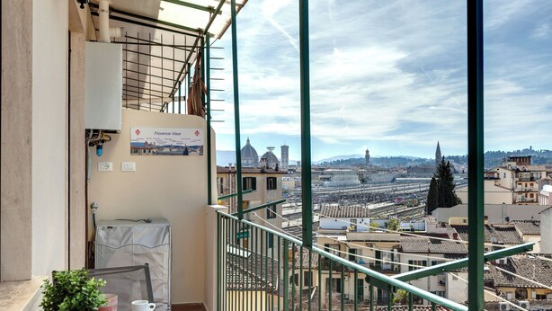 Ein Balkon mit Blick auf die Skyline von Florenz, darunter die Kuppel des Florentiner Doms.
